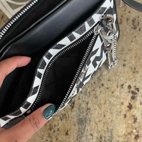 New mk jet set EW crossbody chain 😍 - Picture 5 of 11